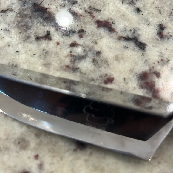 The pampered chef V-shaped cutter - Picture 2 of 3